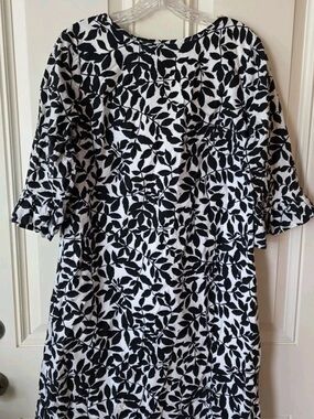 Isaac Mizrahi Black and White Leaf-Print Midi Dress